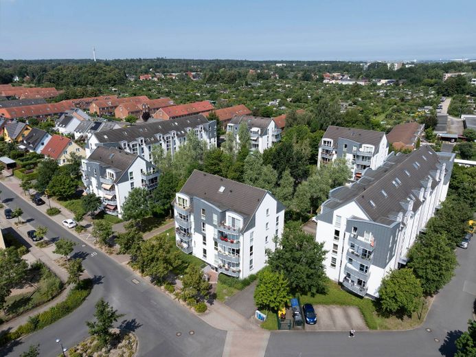 Grün, ruhig, stadtnah: 2-Zimmer-Wohnung in Rostock – Außenansicht