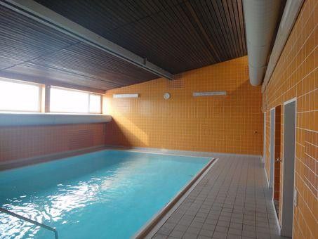 Freies möbliertes Apartment, Schwimmhalle, Sauna, S-Bahn München, von privat – Schwimmhalle innen