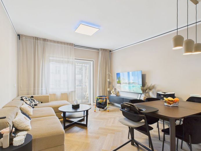 bezugsfreie 3 1/2-Zimmer-Wohnung mit Balkon in Charlottenburg, hochwertig möbliert – Wohnzimmer