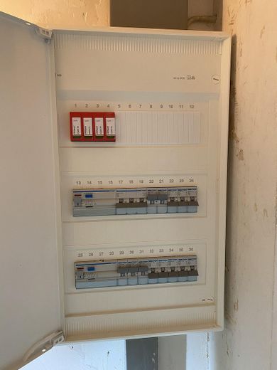 Renovated 3-room apartment with fitted kitchen and south-facing loggia in Kirchdornberg – Unterverteilung
