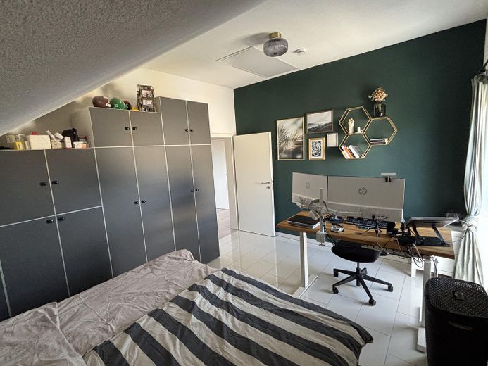 Hoogwaardig gemoderniseerd 3-kamerappartement op de bovenste verdieping met balkon, garage & parkeerplaats – Großzügiges Schlafzimmer