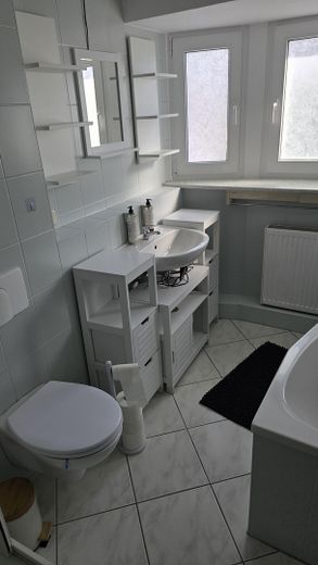 3-Zimmer, Balkon, Einbauküche & Tageslichtbad – Bad