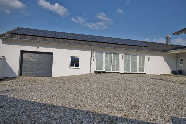 Gewerbebereich und Garage