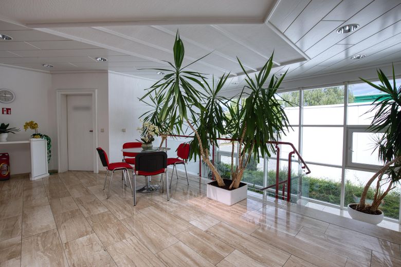 Flexible Büro- und Schulungsfläche mit 225 m² und 4 Stellplätzen in Reutlingen-Sondelfingen – Heller Eingangsbereich