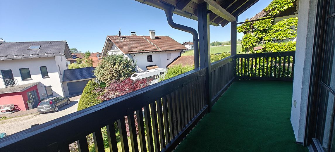 Frisch renovierte lichtdurchflutete 4-Zimmer Maisonette Wohnung mit großem Balkon und TG Stellplatz – Balkon