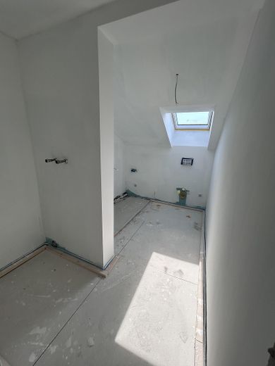 ERSTBEZUG 2,5 Zimmer KFW55 DG mit Ankleidezimmer, Loggia, FBH, EBK, Wallbox – Bad