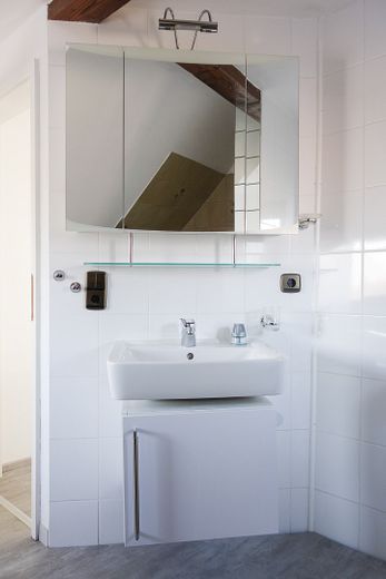 Traumhaus mit Pool & Sauna – Ihr Familienidyll in Stuttgart-Steinhaldenfeld – Bad 1.OG