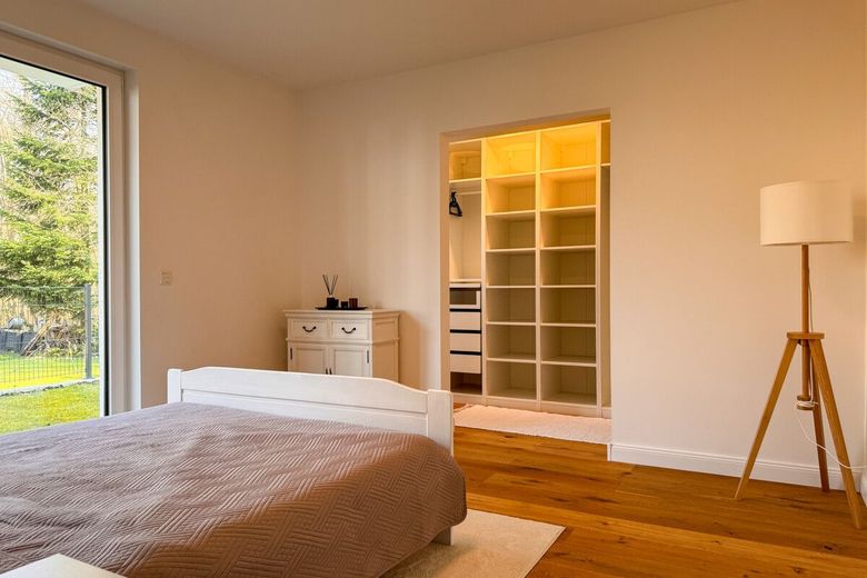 Wohnen wie im Haus: Ebenerdig 3 Zimmer mit Garten u. Tiefgarage am Bürgerpark im Neubau von 2023 – Schlafzimmer