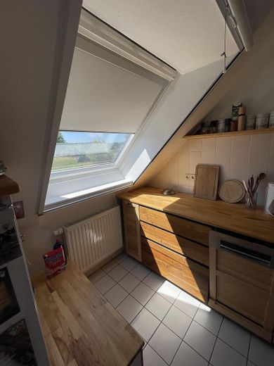 Gemütliche 3 Zimmer-Maisonettenwohnung in Eresing (Nähe Geltendorf, BRB und S-Bahn München) – Küchenfenster mit Rollo
