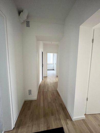 Eingangsflur mit Blick ins Bad
