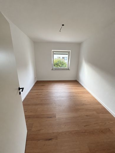 شقة من 3 غرف مجددة ومرممة حديثًا مع شرفة في برول – Schlafzimmer 2