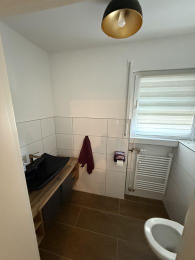 Jasne 7-pokojowe mieszkanie dwupoziomowe z ekskluzywną kuchnią do wynajęcia w Bruchköbel – Zdjęcie 5