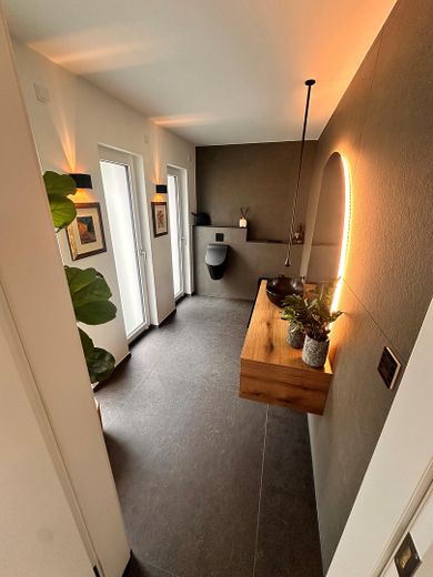 Exklusive Designvilla mit Panoramablick+Einliegerwohnung – Luxus, der Maßstäbe setzt – EG WC