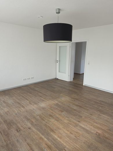 No commission: Newly renovated 3-room apartment with south-facing balcony & parking space – available for immediate occupancy! – Wohnzimmer