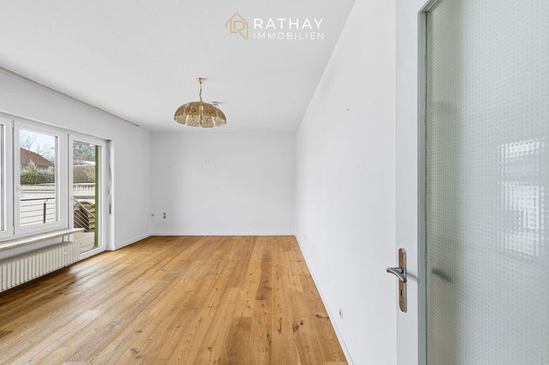 Gepflegtes Einfamilienhaus mit Garage &amp; Garten - sofort bezugsfertig – Wohnzimmer