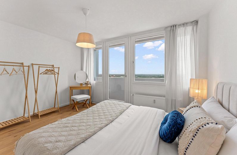 Geniş manzaralı yaşam – Bremerhaven çatılarının üzerinde cazip şehir dairesi, komisyonsuz – Schlafzimmer