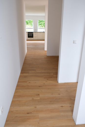 شقة بمساحة 71 m² - مشرقة، عالية الجودة، مميزة – Flur mit Blick in Wohnraum