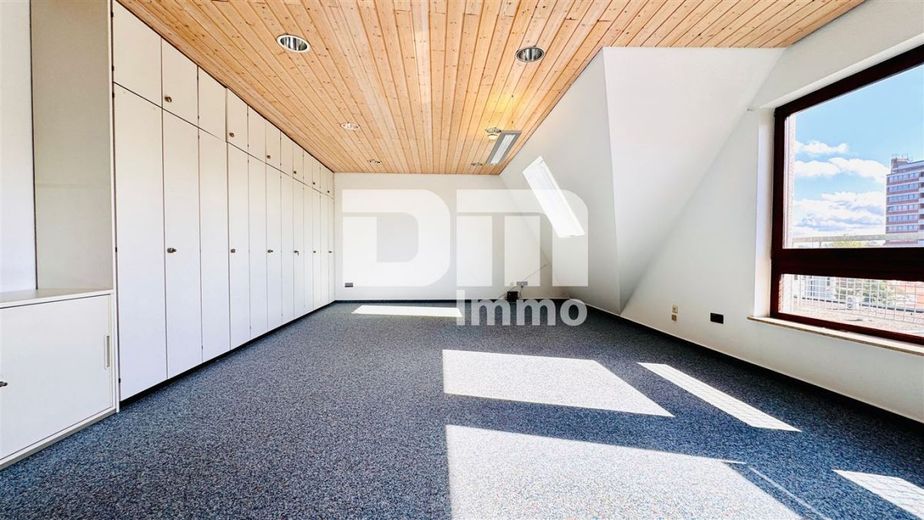 Schön zentral gelegenes Büro mit Balkon und Tiefgaragenstellplatz – Raum 1 groß / Offener Flur / Dielenbereich