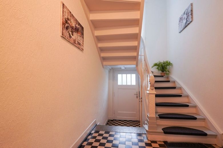 Gepflegtes Stadthaus mit zwei Wohneinheiten in der Innenstadt von Troisdorf, nahe der Fußgängerzone! – Treppenhaus