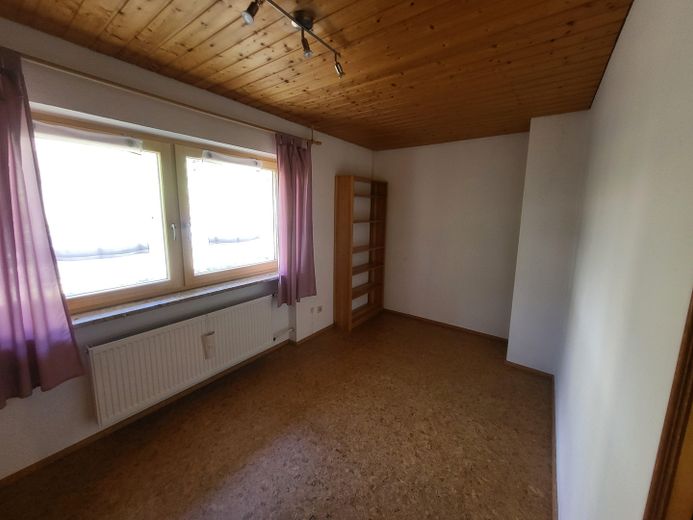 Freistehendes Einfamilienhaus in ruhiger Südhanglage mit weitem Blick über das Vilstal – Kind 2