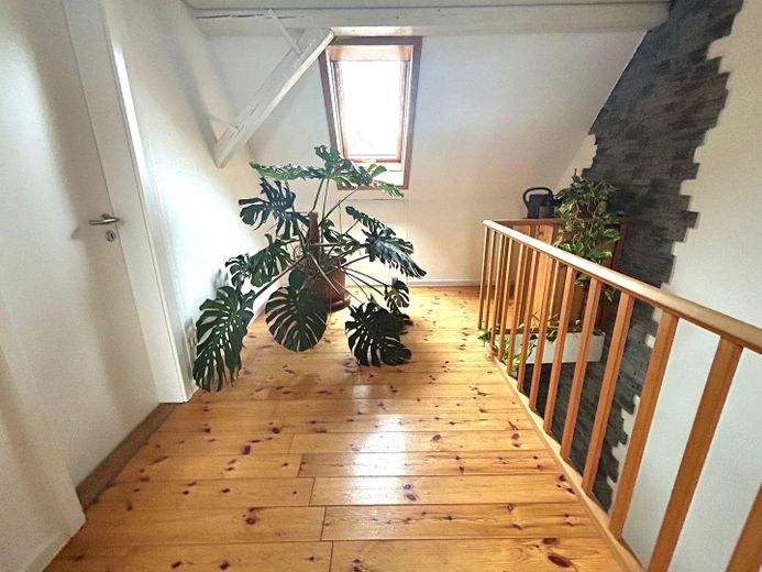 Raumwunder: Haus mit 6,5 Zimmern, hochwertiger EBK in Citylage – Luftiger Vorplatz im DG
