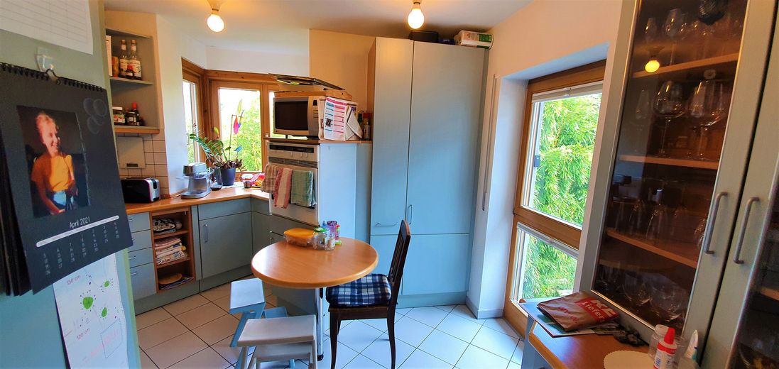 Viel Platz für die Familie am Marienbergpark – 160 m², 6 Zimmer, 2 Bäder, Südbalkon & Garage – Küche mit Essbereich 