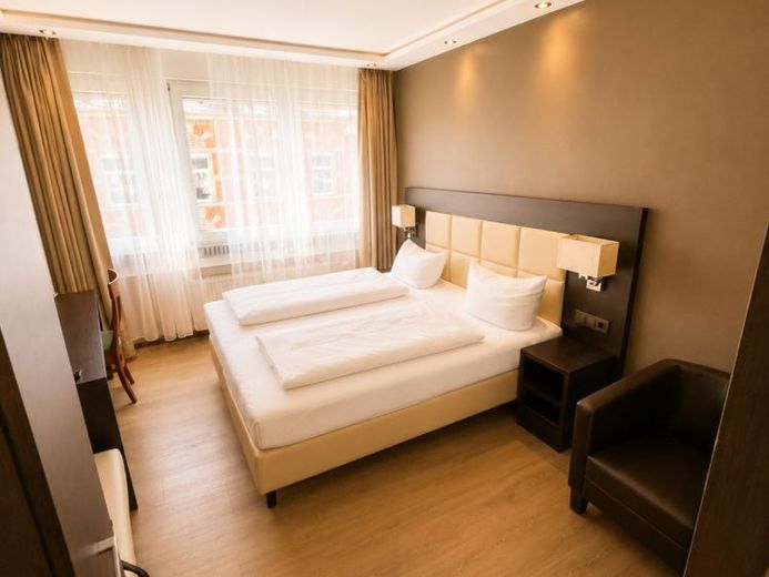 Hotel-Atmosphäre: vollausgestattetes möbliertes ehemaliges Hotelzimmer in Karlsruhe zu vermieten. – Foto 1