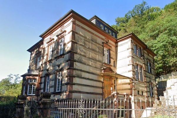 Jugendstilvilla: Repräsentatives, kernsaniertes MFH mit 5 Wohneinheiten für Anleger o. Selbstnutzer