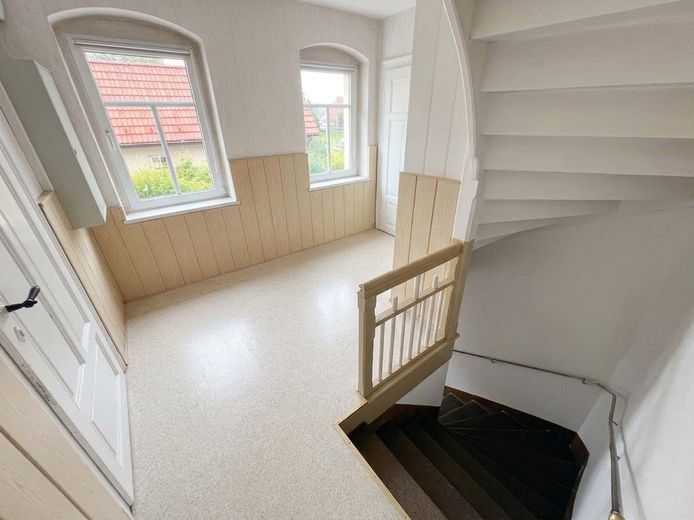 RUHIGES WOHNEN AM STADTRAND – Treppenhaus