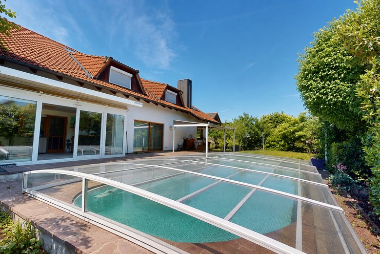 Appartamento modernizzato di 5 locali al piano terra con grande giardino, piscina e accesso diretto al garage – Pool Außenasicht