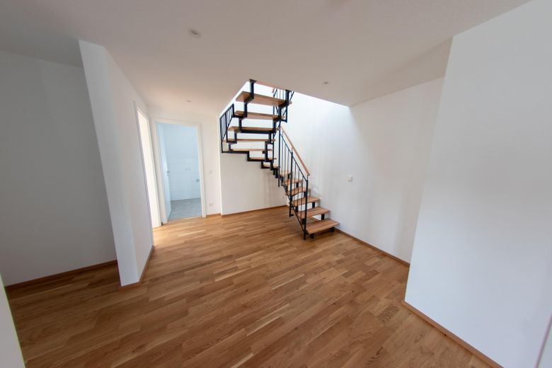 Moderne Neubau-Maisonettewohnung mit hochwertiger Ausstattung, Balkon und EBK – Flur