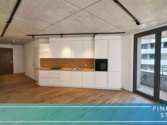 Designstarke Wohnung mit großem Balkon und maßgefertigter Einbauküche – Foto 1