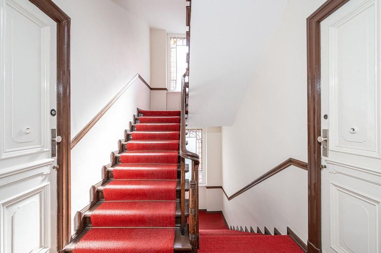 Attraktive Altbauwohnung mit Stuckverzierungen im Westfälischen Viertel – Treppenhaus Hinterhaus