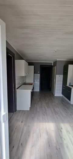 Großzügige 3-Zimmer-Wohnung mit Sommergarten & Balkon in Westerrade – Küche Richtung Flur