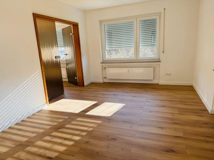 Piękne mieszkanie 4-pokojowe z wbudowaną kuchnią – w Straßbergu – Esszimmer