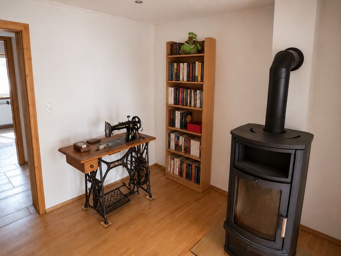 DHH+Bungalow zu Vermieten – Lesezimmer mit Kaminofen