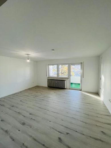 Moderne 3,5-Zimmer-Wohnung (108 m²) – Erstklassig saniert mit großem Wohnbereich – Wohnzimmer