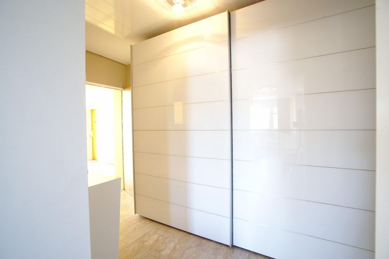 Lichtdoorstroomd appartement met keuken en balkon – Foto 4