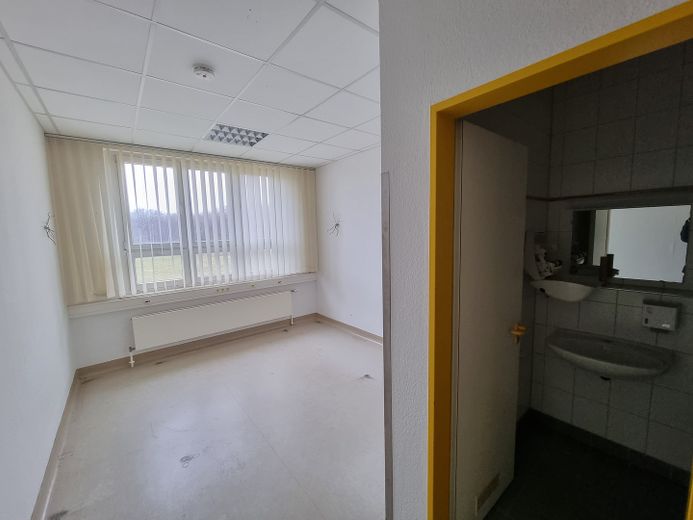1.9 ha Bauland + Gewerbeobjekte + für Solar , Lager ab 99.000 Euro – Krankenhaus_Patientenzimmer