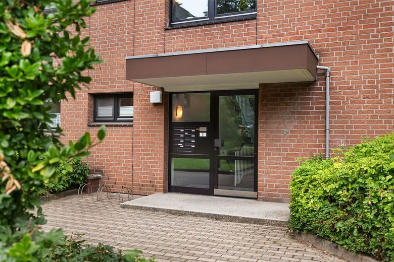!WARTELISTE!:Helle 4-Zimmer-Wohnung mit Parkblick, Aufzug und Tiefgaragenstellplatz in Alt-Rahlstedt – Eingangstür
