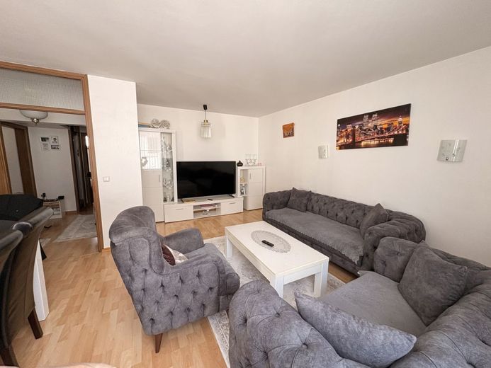 CITYHOUSE: Nowoczesne, odnowione mieszkanie z balkonem do komfortowego życia – Wohn und Esszimmer