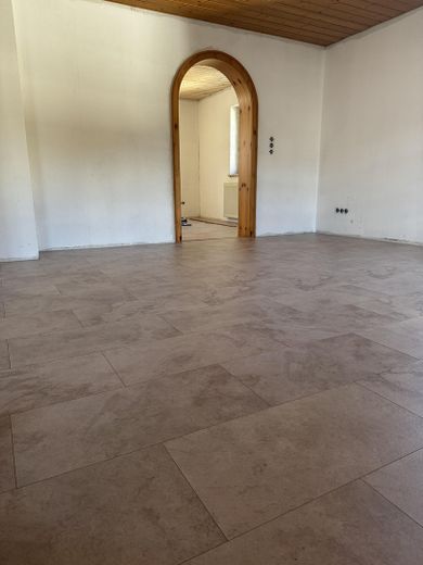 Wohnzimmer mit Blick zum Büro