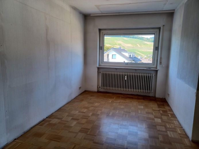 Przestronne, świeżo wyremontowane mieszkanie 3,5-pokojowe o powierzchni 115 m², z dużym balkonem, garażem i miejscem parkingowym – Essecke vor Renovierung