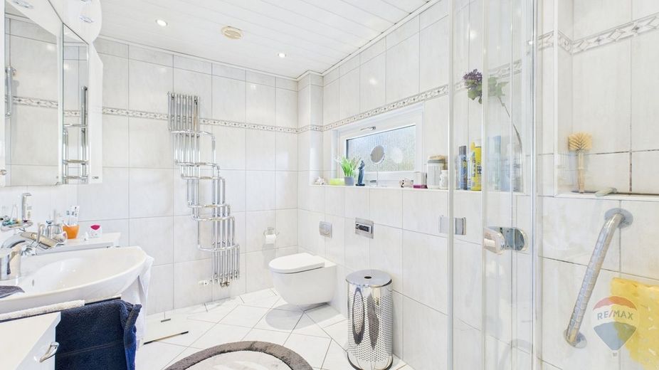 Provisionsfrei für den Käufer!
Großes Einfamilienhaus mit Südwest-Terrasse und Feldrandblick – Badezimmer Erdgeschoss