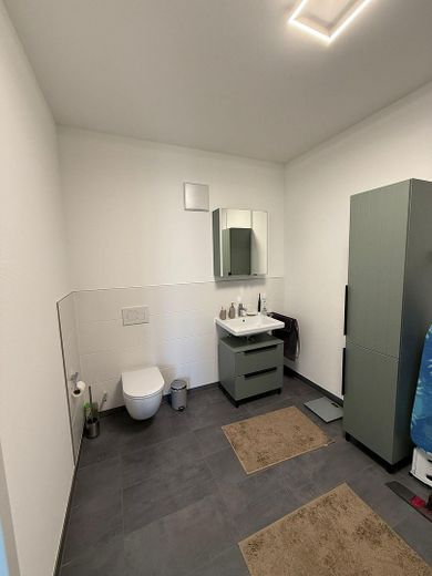 Schöne 2-Zimmer Wohnung mit Balkon im Neubau – Badezimmer