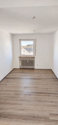 Helle Wohnung mit großzügigem Wohnbereich, Einbauküche, Balkon und eigener Garage – Foto 5