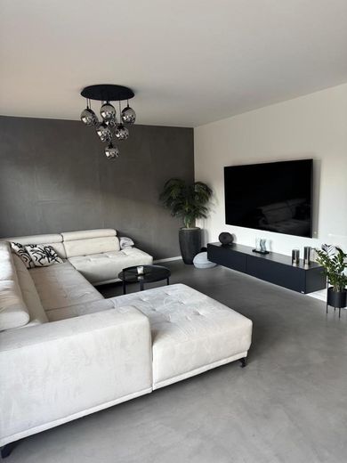 !SAHİBİNDEN SATILIK! Çift garajlı ve ısıtmalı havuzlu, son derece bakımlı 6 odalı şehir villası – Wohnzimmer