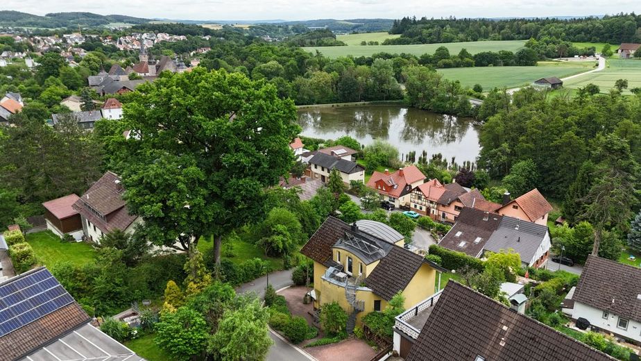 Traumgrundstück in bester Aussichtslage: Ihr Logenplatz in Ahorn bei Coburg! – Luftaufnahme Aussicht auf die Schloss-Teichanlagen