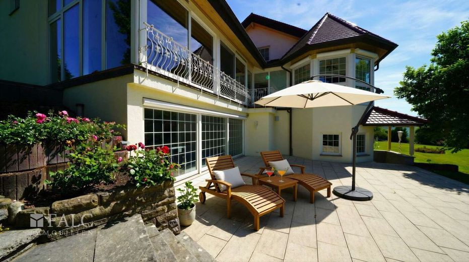 Repräsentatives Anwesen mit Wellnessbereich und eigenem Waldbestand - FALC Immobilien – Terrasse bei der Schwimmhalle