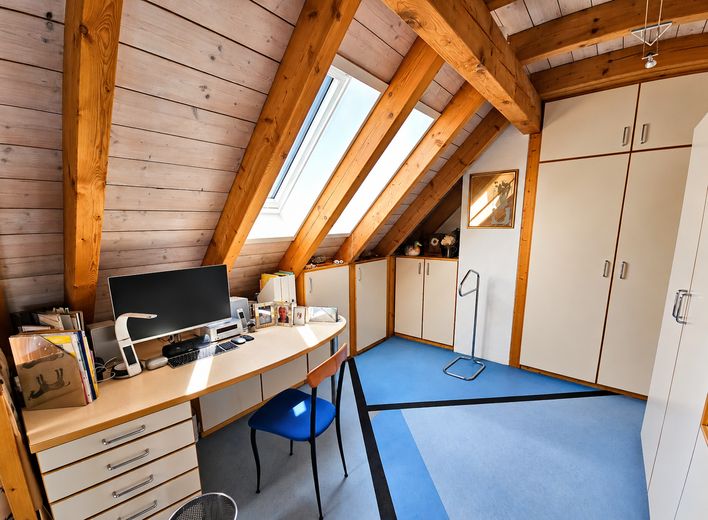 Au / Nockherberg – außergewöhnliche Maisonette mit Galerie & Westterrasse | 3 Räume im OG möglich – Arbeitsplatz mit viel Stauraum